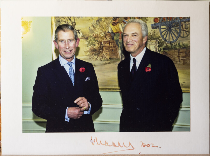 Avec le prince de Galles,  en 2002, lors de la visite  officielle en Italie où  l’artiste accompagne  Charles.